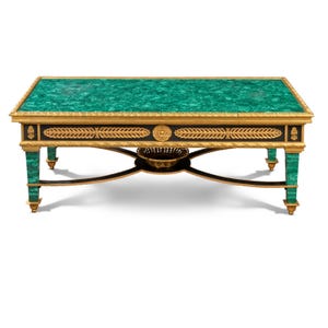 Puede incluir: Mesa de centro rectangular con tapa verde malaquita y ribetes dorados. La mesa tiene detalles en negro, detalles de hojas doradas y patas verde malaquita. Un cuenco decorativo dorado está centrado debajo.