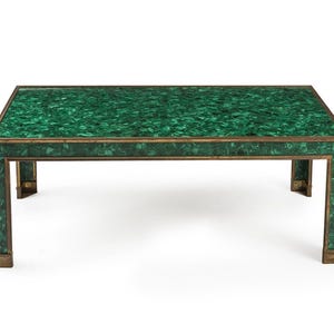 Puede incluir: Mesa de centro rectangular con tapa de malaquita verde vibrante y marco dorado. La mesa tiene un diseño geométrico con líneas rectas y un acabado pulido. Mide aproximadamente 120 cm de largo, ideal para una sala de estar.