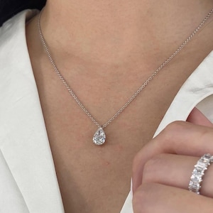 Collar solitario de moissanita en forma de pera: cadena tipo cable de plata de ley 925
