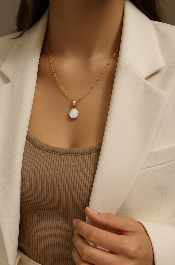 Collier pierre naturelle verte – Bijou énergétique en acier inoxydable doré – Cadeau femme été – Atelier Lune d’Or