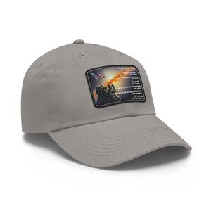 Peut inclure: Casquette de baseball grise avec un écusson représentant un graphisme sur le thème de l'espace avec le drapeau américain et du texte. Le texte comprend "Project Mercury" et "International Space Station."