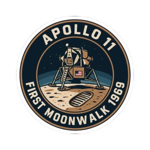 Pode incluir: Um autocolante circular com a missão Apollo 11. O design inclui um módulo lunar, a bandeira americana e o texto "Apollo 11 First Moonwalk 1969" em estilo retro, com um esquema de cores azul escuro e castanho.