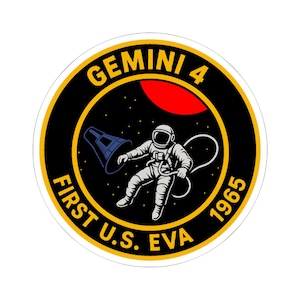 Puede incluir: Una pegatina circular con el parche de la misión Gemini 4. El diseño incluye un astronauta con traje espacial, una nave espacial, un planeta rojo y el texto "GEMINI 4 FIRST U.S. EVA 1965" en amarillo y blanco.