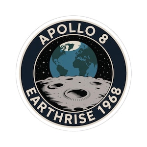 Może przedstawiać: Okrągła naklejka z logo misji Apollo 8. Projekt zawiera Ziemię, powierzchnię Księżyca i tekst "APOLLO 8 EARTHRISE 1968" białymi literami na ciemnoniebieskim tle.