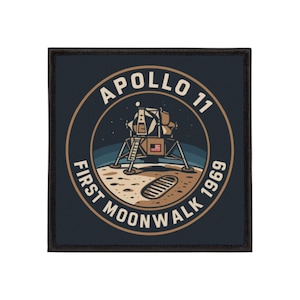Può includere: Una toppa quadrata con bordo nero presenta un disegno circolare che commemora la missione Apollo 11. Il disegno include il testo "APOLLO 11 FIRST MOONWALK 1969" che circonda un'illustrazione del modulo lunare sulla superficie lunare.