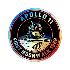 Peut inclure: Un autocollant circulaire représentant l'écusson de la mission Apollo 11. Le design comprend un module lunaire sur la lune, le drapeau américain et le texte "APOLLO 11 FIRST MOONWALK 1969" dans un style rétro coloré.