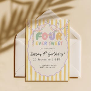 Może przedstawiać: Prostokątne zaproszenie urodzinowe w żółte pionowe paski z lawendową, falistą ramką. Tekst zawiera słowa Four Ever Sweet, Join us to celebrate, Emma's 4th Birthday, 20 September, 4 PM, 123 anywhere st., any city, RSVP: 123-456-7890.