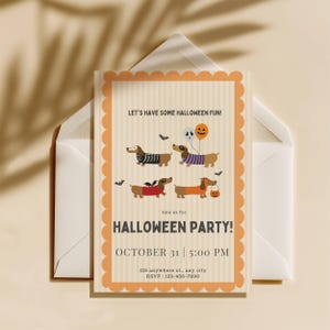 Op de afbeelding: Een rechthoekige Halloween-uitnodiging met een geschulpte oranje rand en verticale beige strepen. Het toont vier teckels in kostuums, vleermuizen en ballonnen. De tekst luidt: LET'S HAVE SOME HALLOWEEN FUN! HALLOWEEN PARTY! OCTOBER 31 | 5:00 PM.