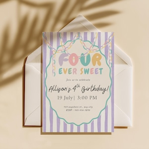 Op de afbeelding: Een rechthoekige verjaardagsuitnodiging met een paars-witte verticaal gestreepte achtergrond. In het midden een crèmekleurig geschulpt kader met pastelkleurige kettingillustraties, met de tekst FOUR EVER SWEET, Join us to celebrate, Allison's 4th Birthday!, 19 July | 3:00 PM, 123 anywhere st., any city, RSVP: 123-456-7890.