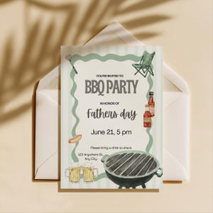 Pode incluir: Um convite para uma festa de churrasco do Dia dos Pais. O convite apresenta uma borda listrada verde e branca com ilustrações de uma churrasqueira, canecas de cerveja e condimentos. O texto diz "BBQ PARTY" e "21 de junho, 17h."