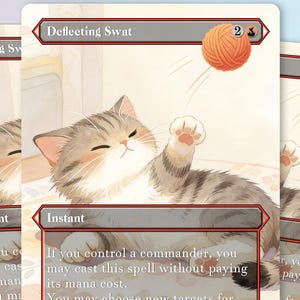 Könnte beinhalten: Drei Sammelkarten mit einer Aquarellillustration einer getigerten Katze, die mit einem orangefarbenen Wollknäuel spielt. Die Karten tragen die Aufschrift "Deflecting Swat" mit Text, der die Funktion des Zauberspruchs beschreibt. Der Hintergrund ist eine weiche, helle Farbe.