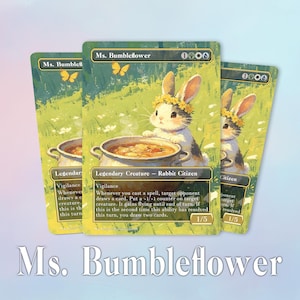 Könnte beinhalten: Drei "Ms. Bumbleflower" Spielkarten. Jede Karte zeigt ein Kaninchen mit einem Blumenkranz und einem Topf mit Suppe. Die Karten haben einen grünen Hintergrund mit dem Text "Legendary Creature - Rabbit Citizen".