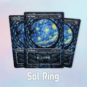 Könnte beinhalten: Drei Sol Ring Karten mit einem Sternennacht-Design und einer schwarzen Katzen-Silhouette. Die Karten haben ein blaues und gelbes Farbschema, mit dem Text "Sol Ring" und "Artifact" sichtbar. Die Karten sind für ein Sammelkartenspiel konzipiert.