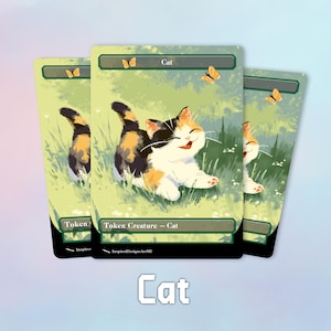 Könnte beinhalten: Drei illustrierte Karten mit einer lächelnden Schildpattkatze vor einem grünen, grasbewachsenen Hintergrund mit Schmetterlingen. Die Karten tragen die Aufschrift "Cat" und "Token Creature - Cat".