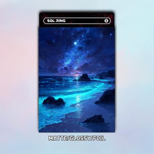 Könnte beinhalten: Eine Karte mit dem Text "SOL RING" oben. Die Karte zeigt einen lebendigen blau-violetten Nachthimmel über einem Strand mit leuchtendem Wasser. Der untere Teil der Karte lautet "MATTE/GLOSSY/FOIL".