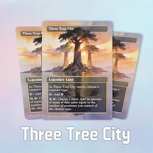 以下が含まれることがあります： Three Tree Cityカード。3本の木、水面、夕焼けの風景が描かれています。カードには「Legendary Land」と書かれており、その機能が説明されています。カードのタイトルは大きな白い文字で表示されています。
