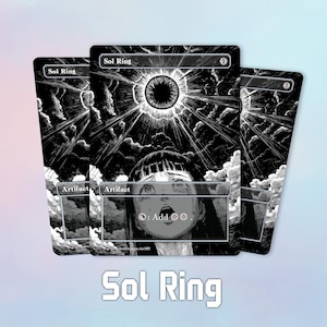 Puede incluir: Tres cartas coleccionables en blanco y negro con el diseño Sol Ring. La ilustración muestra un sol oscuro y radiante sobre una persona con la mirada hacia arriba. Las cartas incluyen el texto Sol Ring, Artifact y el símbolo de dos maná incoloros.