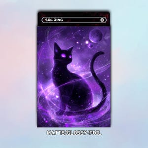 Peut inclure: Carte d'art fantastique avec un chat noir aux yeux violets brillants sur un fond cosmique. La carte indique "SOL RING" en haut et "MATTE/GLOSSY/FOIL" en bas. Le chat est entouré d'énergie violette tourbillonnante et de planètes.