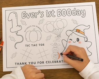 Op de afbeelding: Een zwart-wit Halloween kleurplaat met de tekst "Ever's 1st BOOday". De pagina bevat een spook, pompoen, ballonnen en boter-kaas-en-eieren. Een hand kleurt de pompoen met een oranje kleurpotlood.