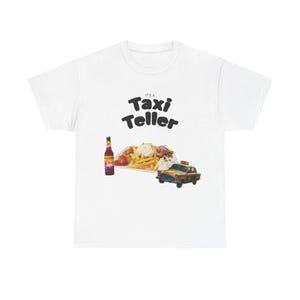 Könnte beinhalten: Weißes T-Shirt mit dem Text "It's a Taxi Teller" in Schwarz. Das Shirt zeigt eine Grafik eines Tellers mit Essen, einer Flasche scharfer Soße und einem Spielzeugtaxi.