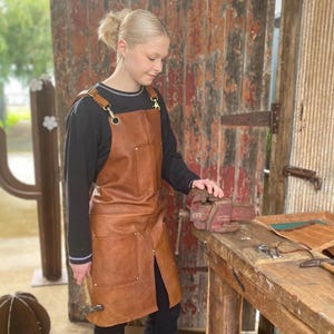 women leather apron for woodworking, blacksmith shop apron with pockets, personalized bbq grill apron,kitchen and cooking, carpenter utility