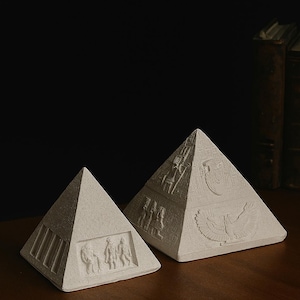 Ägyptische Pyramiden-Statuen | Weiße Harzpyramiden mit hieroglyphischen Schnitzereien | Antikes Mystisches Dekor