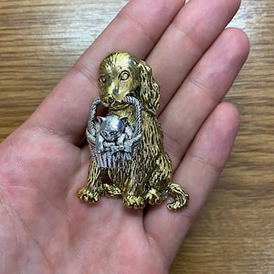 Broche hond met kat: emaille pin, cadeau dierenliefhebber