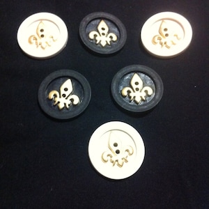 Golden Fleur DeLis em botões de novidade de plástico preto e branco/botões de dois furos/suprimentos de artesanato de costura DIY/fabricação de bonecas/fabricação de cartões/flor Liz