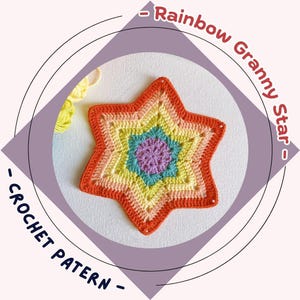 Op de afbeelding: Een gehaakte ster in regenboogkleuren. De ster heeft een centrum in paars, omringd door blauw, groen, geel en oranje. De tekst "Rainbow Granny Star" en "Crochet Pattern" staat rond de ster.