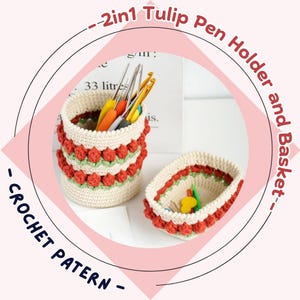 Pode incluir: Um conjunto de porta-canetas e cestos de crochê. Os recipientes brancos sujos são decorados com detalhes em forma de tulipa vermelha e folhas verdes. O porta-canetas contém agulhas de crochê. O texto na imagem diz "2in1 Tulip Pen Holder and Basket" e "CROCHET PATERN".