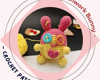 Coelho de retalhos com padrão de crochê, coelhinho peculiar amigurumi, bicho de pelúcia colorido, coelho com olhos de botão de coração, brinquedo macio para brincar