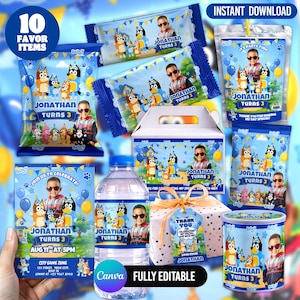 Pode incluir: Uma coleção de artigos de festa com o tema Bluey, incluindo sacos de batatas fritas, uma garrafa de água, uma caixa de lembrancinhas e um recipiente. Cada item apresenta uma criança com óculos de sol, o texto Jonathan Turns 3 e personagens Bluey.