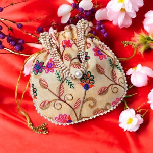 Bolso de novia Potli con diseño floral color crema: bolso de boda étnico indio, regalo para damas de honor y accesorio para la fiesta de Diwali.