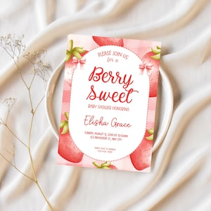 Beere süße Babypartyeinladungsvorlage | Erdbeer Theme 5 x 7 in Canva Editierbar | Mädchen-Babyparty einladen | Digitaler Download einladen