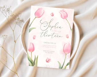 Puede incluir: Una invitación de cumpleaños rosa y blanca con ilustraciones de tulipanes. La invitación dice "Sophia cumple trece" en una elegante escritura. La tarjeta está sobre un plato blanco y una tela blanca.