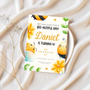 Modelo de convite de aniversário "Dia das Abelhas" | 5 x 7 pol. editável pelo Canva | Convite para festa de aniversário com tema de abelha | Cartão de convite digital para download