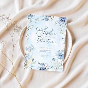 Convite de aniversário com flores em aquarela azul | Modelo editável do Canva | Cartão de convite para impressão | Convite de aniversário com borda de flores azuis
