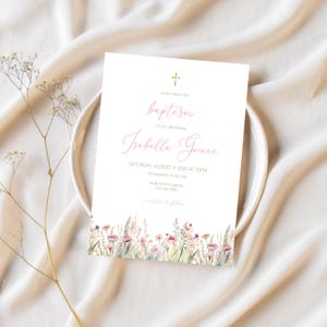 Invitación de bautizo de niña rosa / Plantilla floral minimalista de Canva / Tarjeta de bautizo editable / Tarjeta de invitación de bautizo imprimible