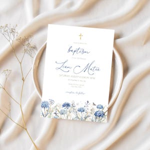 invitation bleue de baptême de bébé | Modèle de toile floral minimaliste | Faire-part de baptême modifiable | Carte d'invitation de baptême simple et propre