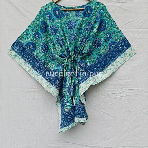 Peut inclure: Un caftan turquoise et bleu avec un motif floral et une taille à cordon de serrage. Le vêtement présente une silhouette large et ample avec une bordure imprimée sur les bords. Le texte 'ruralartjaipur' est imprimé au centre du tissu.