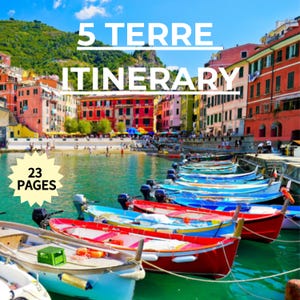 Könnte beinhalten: Ein Reiseführer-Cover mit dem Titel "5 Terre Itinerary" über einer farbenfrohen Hafenszene. Das Bild zeigt bunte Gebäude und Boote. Der Text "23 Pages" ist in Sternform, was auf die Seitenzahl des Reiseführers hindeutet.