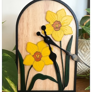 Peut inclure: Ensemble de trois mugs en céramique avec une finition mate et mouchetée. Les tasses sont de couleur crème, gris clair et gris foncé. Chaque mug a un design minimaliste et une anse arrondie.