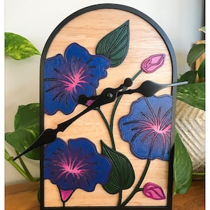 Peut inclure: Ensemble de trois tasses en céramique avec une finition mate et mouchetée. Les tasses sont de couleur crème, gris clair et gris foncé. Chaque tasse a un design simple et minimaliste.