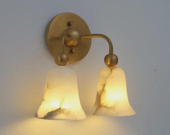 Aplique de pared doble de mármol, lámpara de pared de latón, lámpara de alabastro de estilo moderno de mediados de siglo