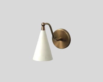 Aplique de pared de latón de mediados de siglo, con pantalla cónica blanca, lámpara de pared minimalista moderna, iluminación para mesita de noche, accesorio de estilo vintage.