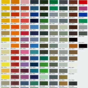 Puede incluir: Una carta de colores que muestra una amplia gama de colores RAL, cada uno con un c&oacute;digo &uacute;nico. La carta presenta un espectro de tonos, desde amarillos y naranjas vibrantes hasta azules y verdes profundos, y grises y marrones neutros.