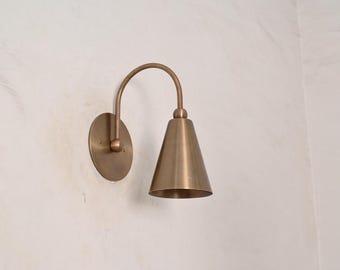 Wandkandelaar met messing kegel, wandlamp gebogen arm, moderne gouden wandlamp uit het midden van de eeuw voor slaapkamer hal