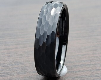Anello in carburo di tungsteno martellato nero - Moderna fede nuziale unisex