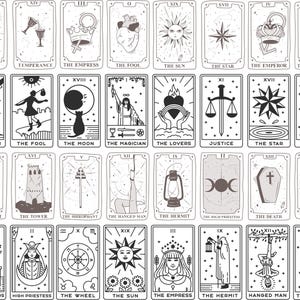Könnte beinhalten: Eine Sammlung von Tarotkarten in Schwarz und Weiß mit verschiedenen Illustrationen und Titeln. Jede Karte hat ein einzigartiges Design, einschließlich Bildern von Mond, Sonne, Sternen und anderen symbolischen Figuren. Die Karten sind in Reihen und Spalten angeordnet.