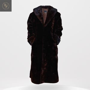 Peut inclure: Un long manteau en fausse fourrure marron foncé avec un large col et des manches longues. Le manteau a un design classique avec une coupe ajustée et une apparence luxueuse. Le manteau est conçu pour offrir chaleur et style.